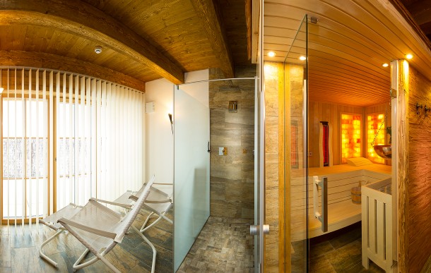 Wellnessbereich im alpinen Stil für die erholsamen Stunden im Urlaub