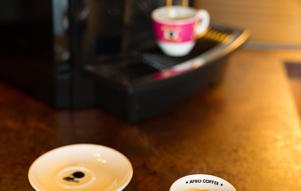 Kaffeemaschine mit Afro-Kaffee