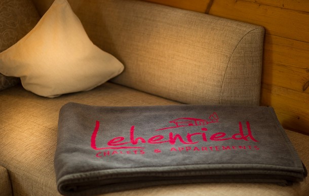 Gem&uuml;tliche Lehenriedl Kuscheldecke auf der Couch
