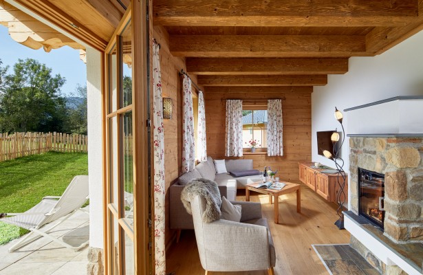 Wohnküche ausgestattet mit Kamin, Esstisch, Sofa und Küche