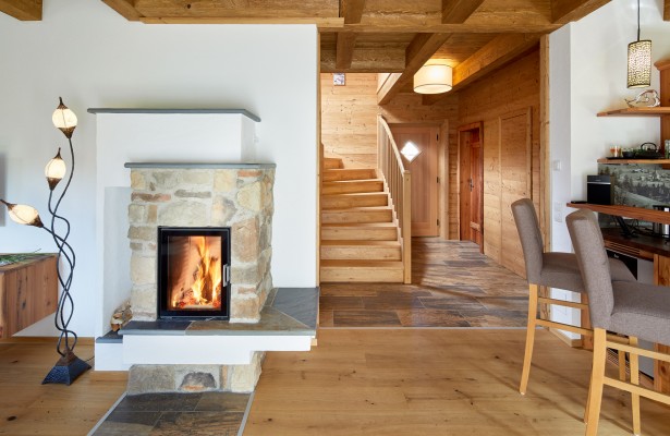 Gemütliches Kaminfeuer im Wohnbereich