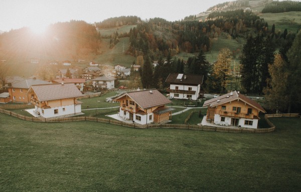 Herbstliche Landschaft mit den Chalets inmitten einer Wiese