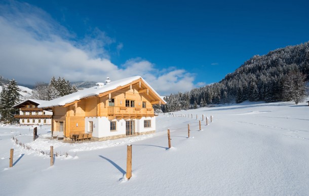 Chalet von hinten mit Zaun