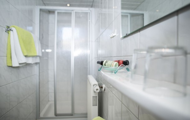 Badezimmer mit Dusche