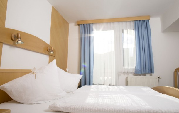 Helles Schlafzimmer mit sonnigem Balkon