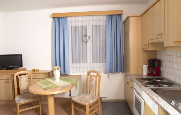 Wohnbereich mit K&uuml;chenzeile und Sitzm&ouml;glichkeit