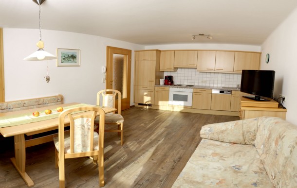 Wohnk&uuml;che mit Couch und Esstisch