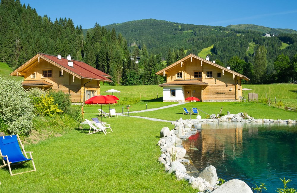 Unser Chalet mit dem Naturbadeteich direkt vor der Haustüre in Wagrain