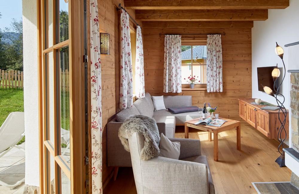 Entspannen am Kaminfeuer im Wohnzimmer des Luxus-Chalets