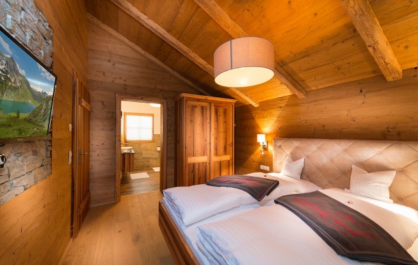 L&auml;rchen-Altholz-Schlafzimmer f&uuml;r erholsame Stunden im Chaleturlaub