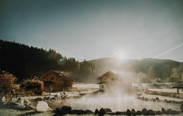 Chalets und Badeteich im Nebel