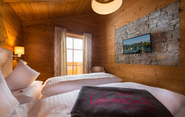 Schlafzimmer mit Fernseher und Balkon