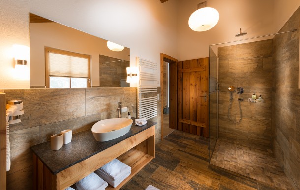 Modernes Badezimmer im Alpinen Lifestyle - Zeit zum Wohlfühlen!
