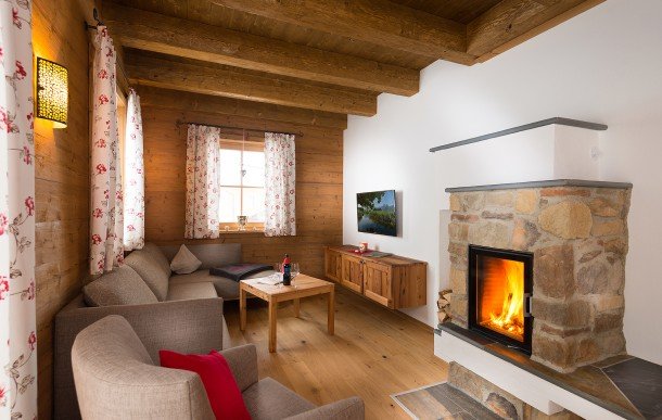 gemütlicher Wohnbereich mit Natursteinkamin