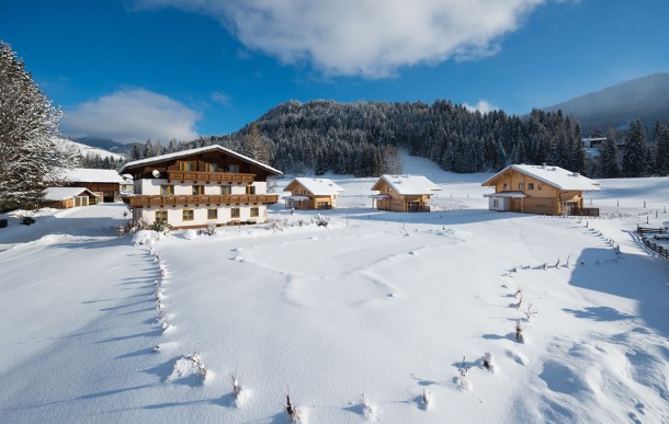 Das Lehenriedl mit dem Appartementhaus und Chalets